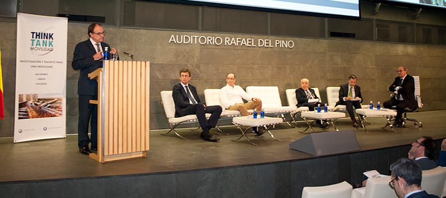 La mesa redonda sobre regulación y estrategia del foro del 'Think Tank Movilidad', moderada por F. Javier Miranda, editor de TRANSPORTE XXI.