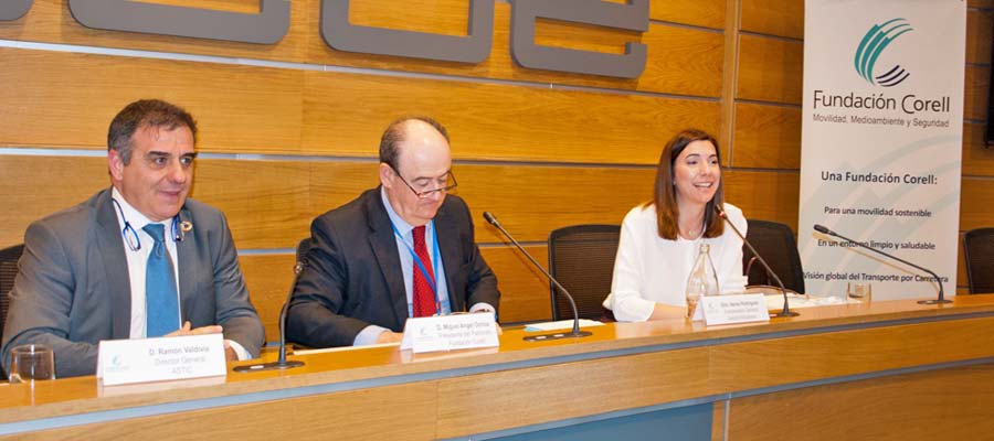 Ramón Valdivia, Miguel Ángel Ochoa y Nerea Rodríguez, durante la jornada de la Fundación Corell.