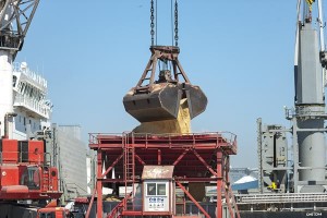 Descarga de graneles en el puerto de Tarragona