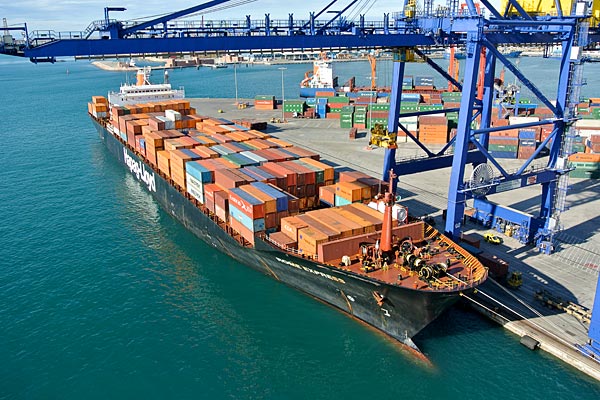 Un buque operando en la terminal de APM Terminals en el puerto de Valencia.