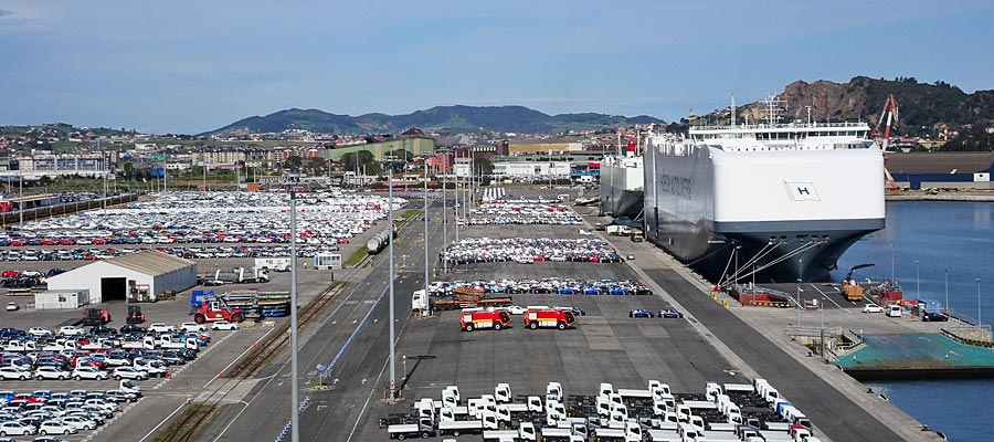 Transporte de vehículos nuevos en el puerto de Santander.