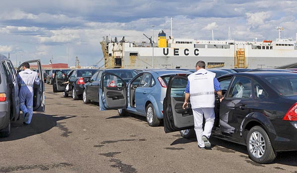 Transporte de vehículos nuevos en el puerto de Sagunto.