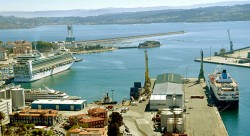 Alcoa manipula cerca de 120.000 toneladas en el puerto de A Coruña.