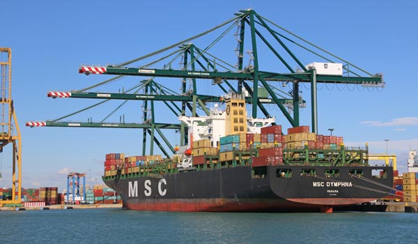 Un buque de MSC operando en su terminal dedicada del puerto de Valencia.