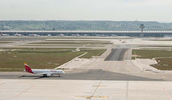 Aena rebaja los costes de arrendamiento para las empresas vinculadas a la carga aérea. 