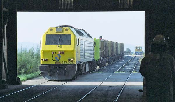 Renfe Mercancías une la planta de Cerceda con las estaciones de Vigo, Lugo y Taboadela.