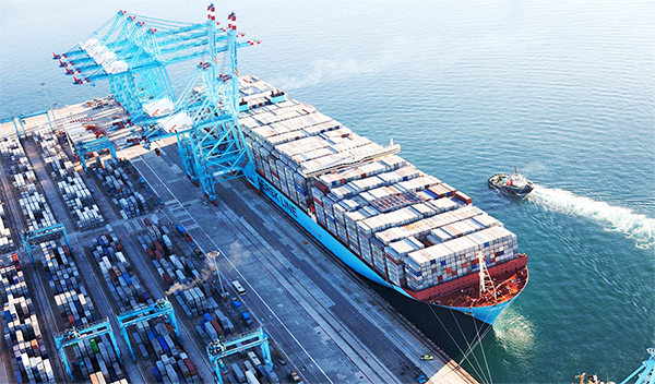 Un buque de Maersk en las instalaciones de APM Terminals Algeciras.