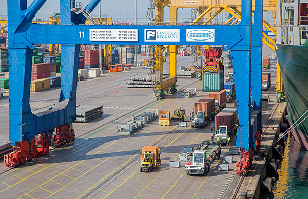 Operaciones de estiba en el puerto de Valencia.