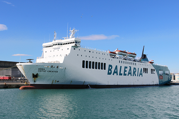 Un ro-pax de la naviera Baleària en el puerto de Valencia. 