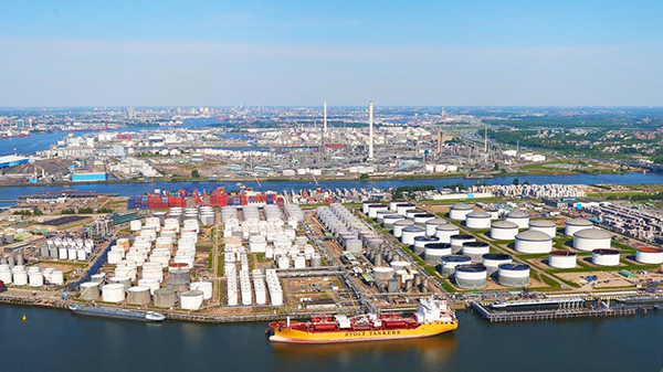 Instalaciones de almacenamiento de combustible de en el puerto de Róterdam.