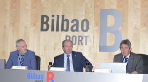 Ricardo Barkala, presidente de la Autoridad Portuaria de Bilbao, junto con Mikel Gurutzeaga, del Gobierno Vasco, y Patxi Juaristi, de la UPV/EHU.