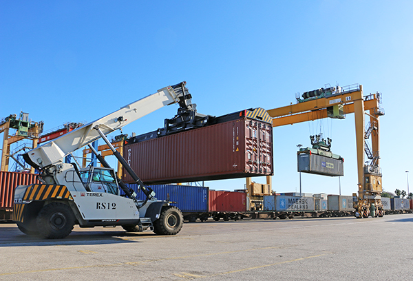 Operaciones de carga en un servicio ferroviario en la terminal de CSP Spain. 