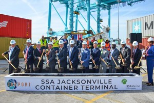 Responsables de SSA Marine y del puerto de Jacksonville en la ceremonia del inicio de las obras de ampliación.