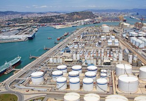 Refinerías y almacenes de reservas de crudo se encuentran llenos.