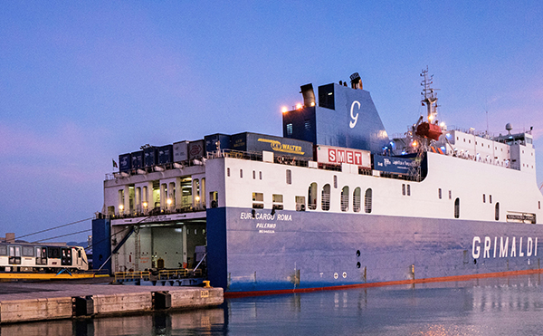 Embarque de los coches de CAF en un buque dela naviera Grimaldi.