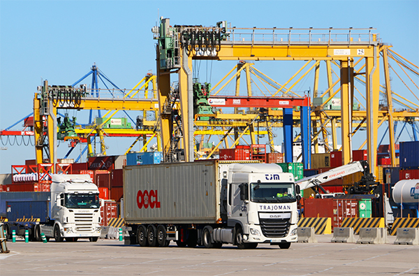 Operaciones terrestres en el puerto de Valencia.