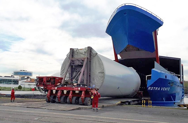 Imagen del embarque del proyecto eólico en el puerto de Avilés.