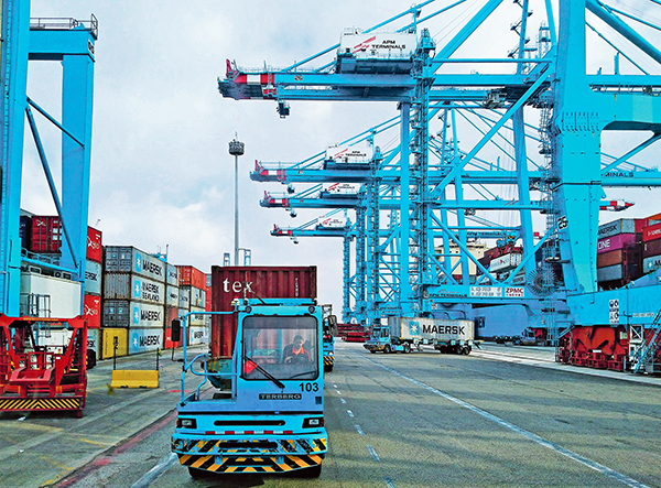 Operaciones de estiba en la instalación de APM Terminals Algeciras.