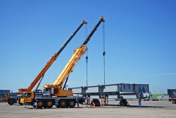 Las piezas llegan en transporte especial por carretera.