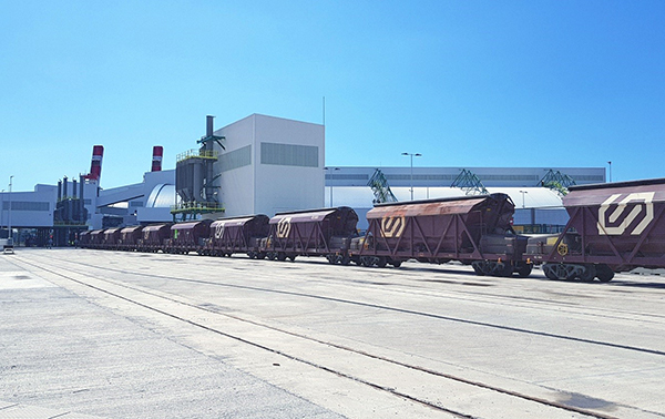 Convoy de FGC entrando en la nueva terminal.