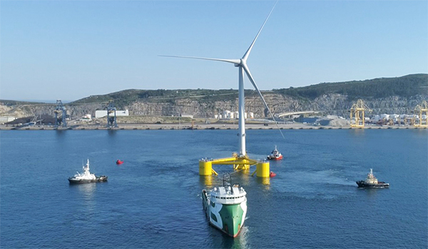 Imagen de la operativa de salida del puerto exterior de la tercera plataforma de Windfloat Atlantic.