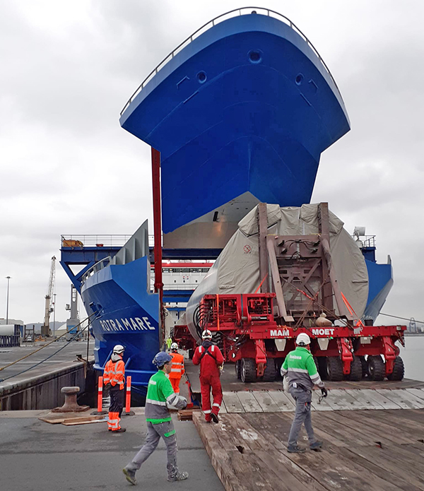 Imagen del embarque de las torres offshore de Haizea Wind en el buque "Rotra Mare".