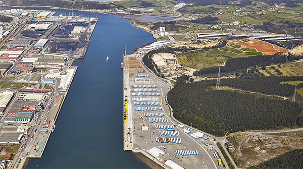 Vista área del puerto de Avilés con la dársena de San Juan Nieva al fondo a la izquierda.