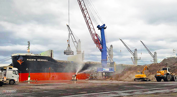 Operativa de embarque de las cenizas. Foto de la Autoridad Portuaria de Avilés.