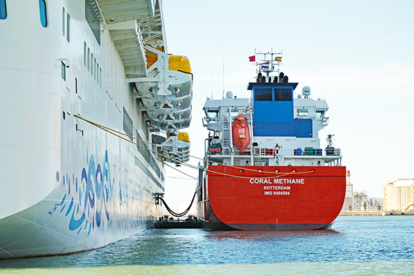 Operación e bunkering de barco a barco en el puerto de Barcelona.