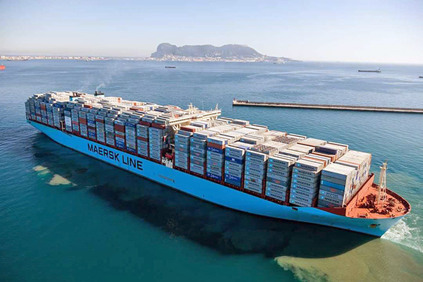 Un buque de Maersk entrando en el puerto de Algeciras, uno de sus principales 'hubs' mundiales.