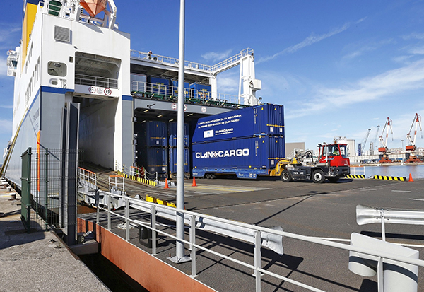 Imagen de una operativa de CLdN en el puerto de Santander.