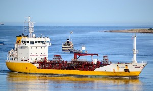 Operación de bunkering en el puerto de Tarragona.