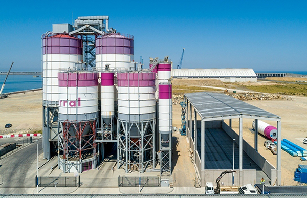 Imagen de las instalaciones de Cementos Carral en el puerto exterior de A Coruña.