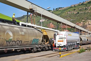 Carga del tren en las instalaciones de Bunge en el puerto de Barcelona.