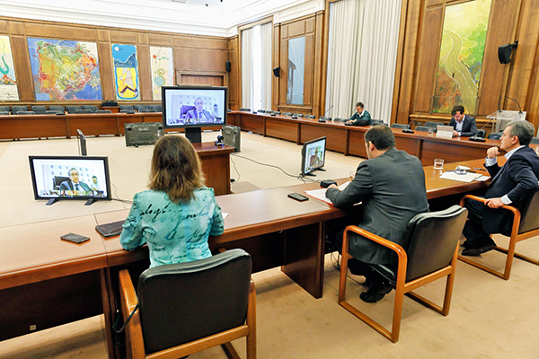 El ministro se compromete con el sector de la carretera.