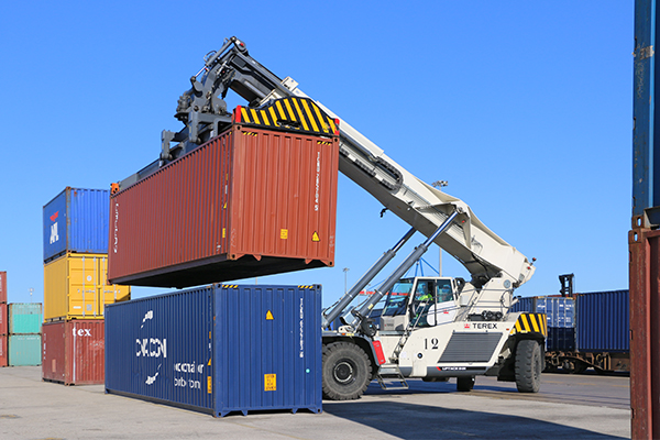 Operaciones en la terminal de CSP Spain en el puerto de Valencia.