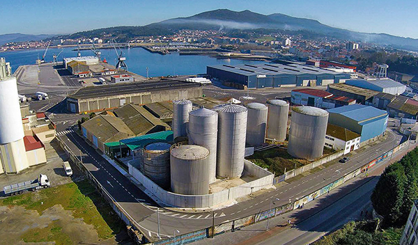 Instalaciones del centro logístico de Aceites Abril en el puerto de Vilagarcía.