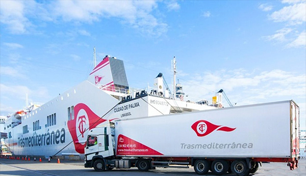 Operaciones de carga en un ferri de Trasmediterránea . 