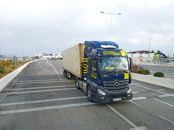 Alrededor de una treintena de empresas de transporte vienen dedicándose al acarreo de contenedores en el puerto de Algeciras.