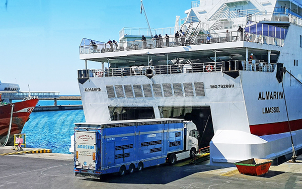 Operaciones de carga rodada en el puerto de Almería. 