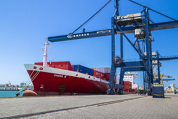 El buque “Charo B” de Boluda Lines operando en la terminal de Concasa en Cádiz. 