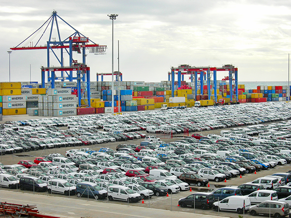 Campa de vehículos en la terminal de Noatum en el puerto de Málaga. 