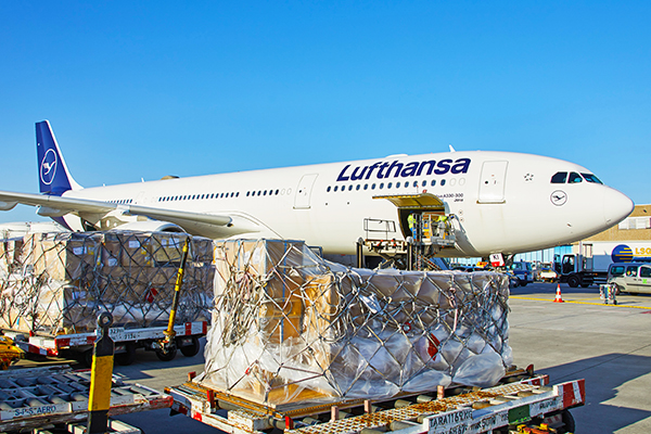 La carga en las bodegas de los aviones empieza a crecer. Foto: Lufthansa