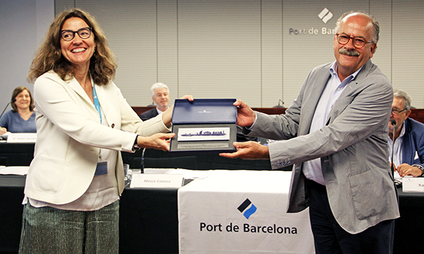 Mercè Conesa reconoce la labor de Joan Colldecarrera.