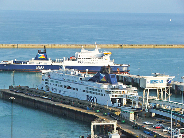 Ni el puerto de Dover ni la estación terminal del Eurotúnel son capaces de asumir la nueva responsabilidad aduanera.
