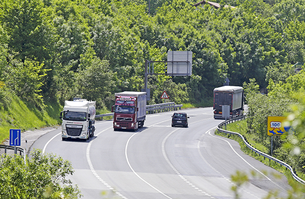 La mayor contribución a la Hacienda navarra del transporte por carretera proviene del impuesto sobre hidrocarburos, con 102,5 millones de euros.