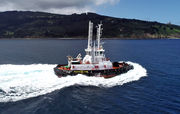 Imagen del remolcador dual-fuel "Ibaizabal Quince" en el puerto de Bilbao.