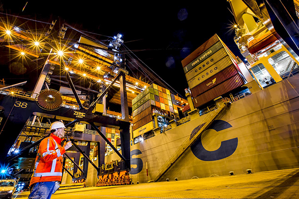 El puerto de Róterdam ha salvado la mitad del ejercicio con una ligera subida en la factiración. Foto: Eric Bakker. Rotterdam Port