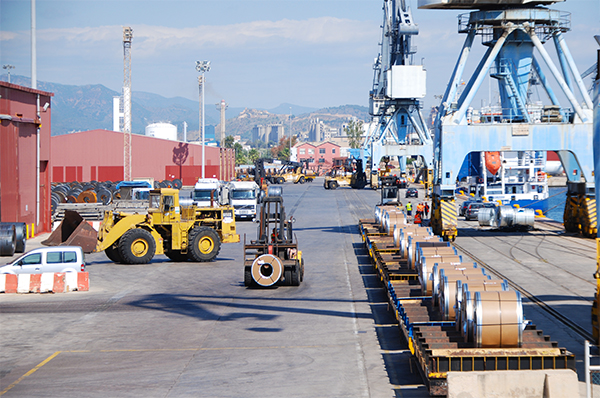 Operaciones intermodales en el Muelle Sur del puerto de Sagunto. 