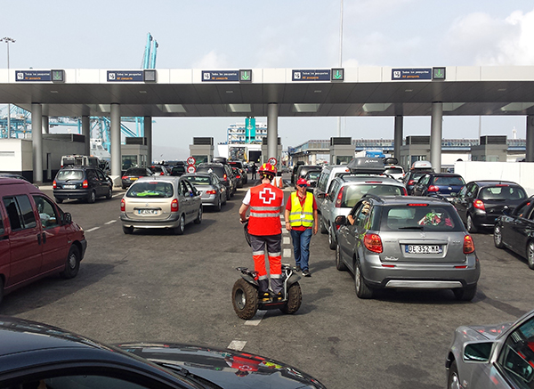 Colas de vehículos esperando a embarcar en el puerto de Algeciras, enclave que mayor flujo de pasajeros venía acogiendo en cada Operación Paso del Estrecho.